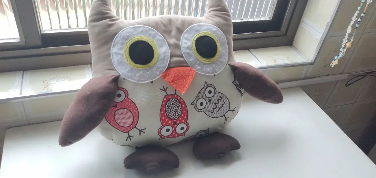Coruja de 30 cm de pelúcia 