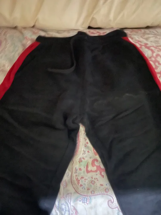 CALÇA MOLETOM PRETO E VERMELHO