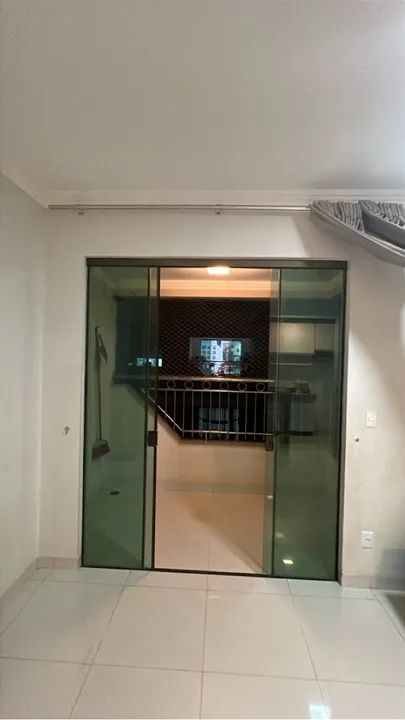 Porta de vidro temperado verde medindo 2,00mt x 2,50mt