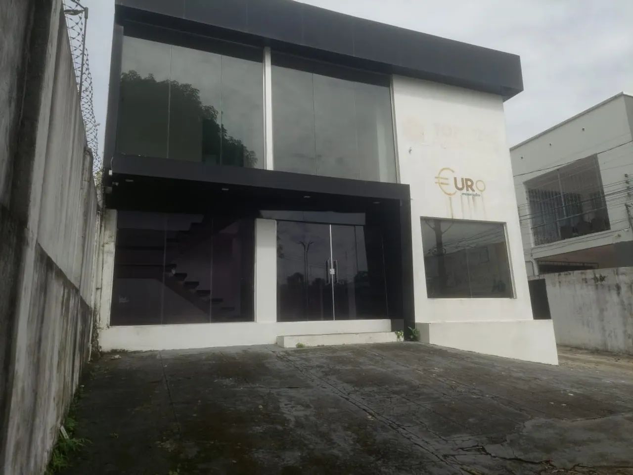 Sala comercial no 1º andar com 110m² no blindex - Na Constantino Nery