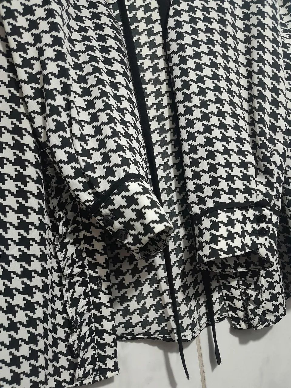 Blusa estampada preta e branca - Foto 3