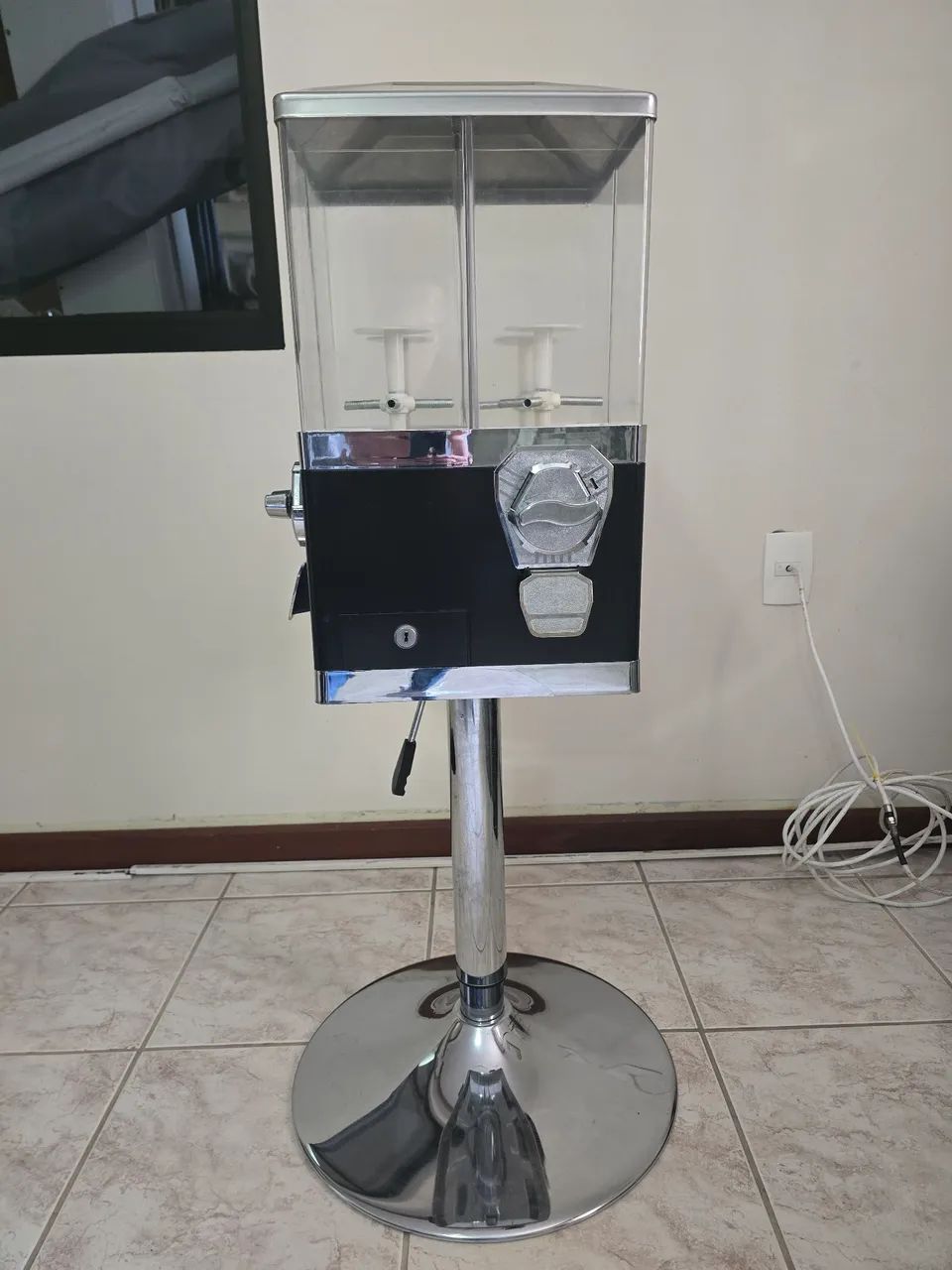 Oportunidade!! Máquina de bolinha pula pula ou chiclete com 4 compartimentos e tripé  - Foto 4