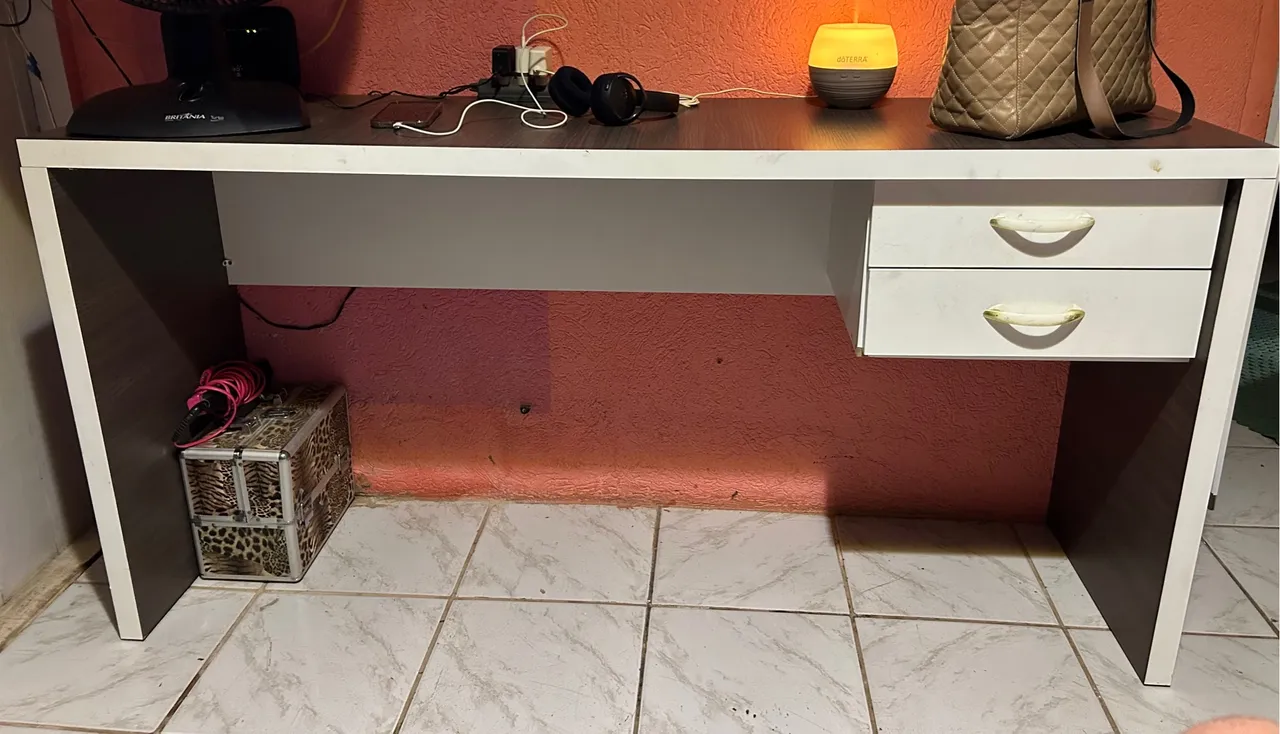 Escrivaninha moderna branca e marrom