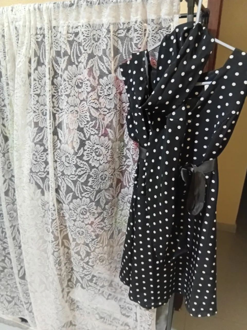Vestido de bolinhas preto e branco - Foto 4