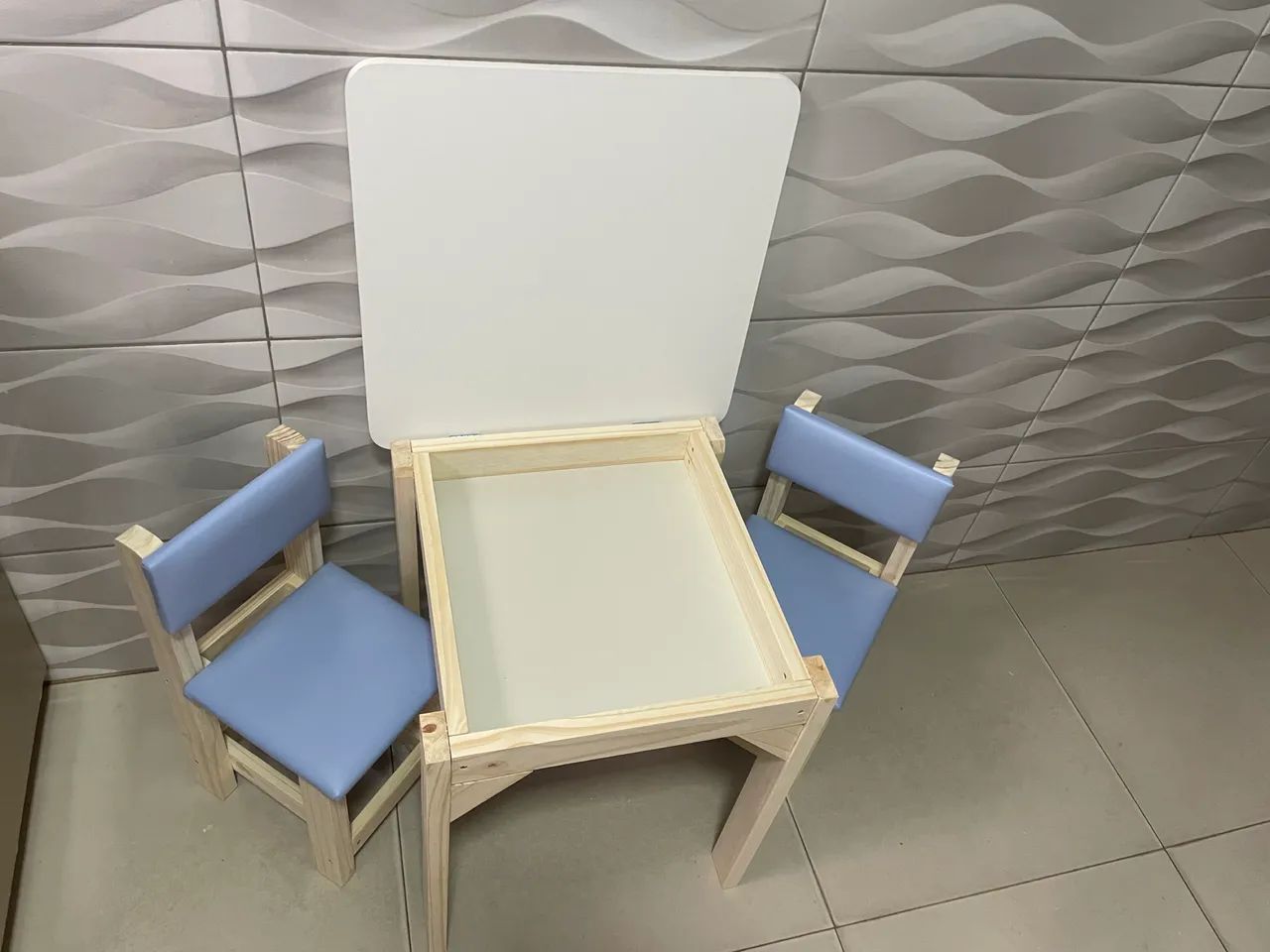 Mesa para criança até 6 anos, com baú cor azul claro 