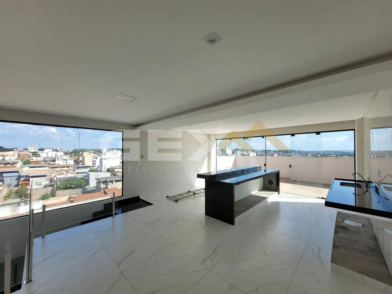 Apartamento cobertura novo de 03 quartos e 02 vagas no bairro Manoel Valinho