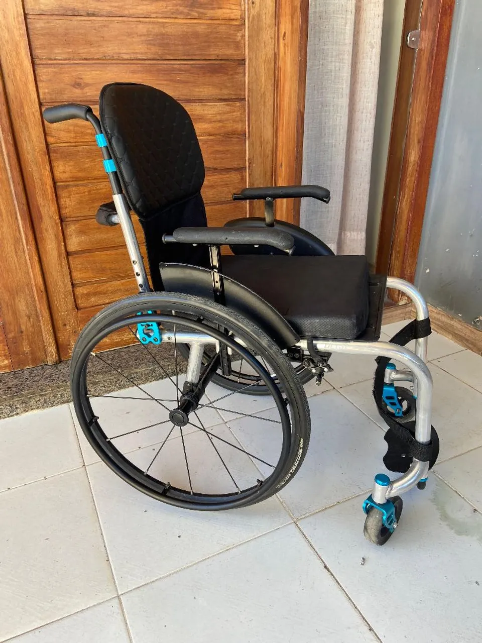 Cadeira Modelo VEIGA de Rodas Leve e Confortável NOVA estado zero km, pra vender ligeiro!