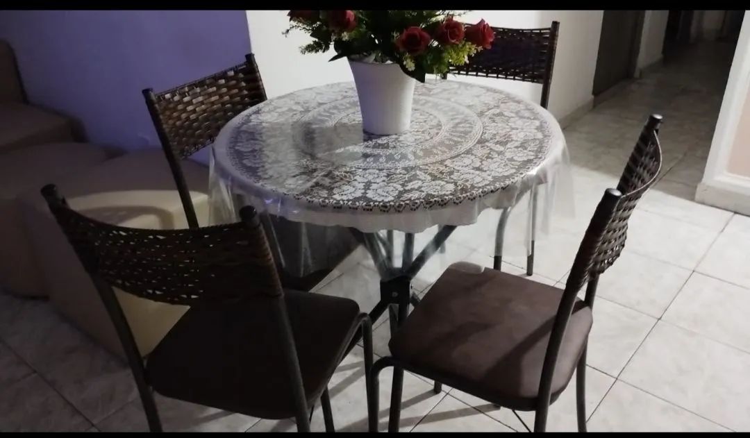 Mesa com 4 cadeiras semi nova 