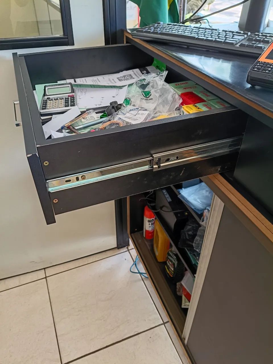 Balcão em MDF com 4 gavetas e prateleiras de correr e com pés em alumínio. - Foto 5