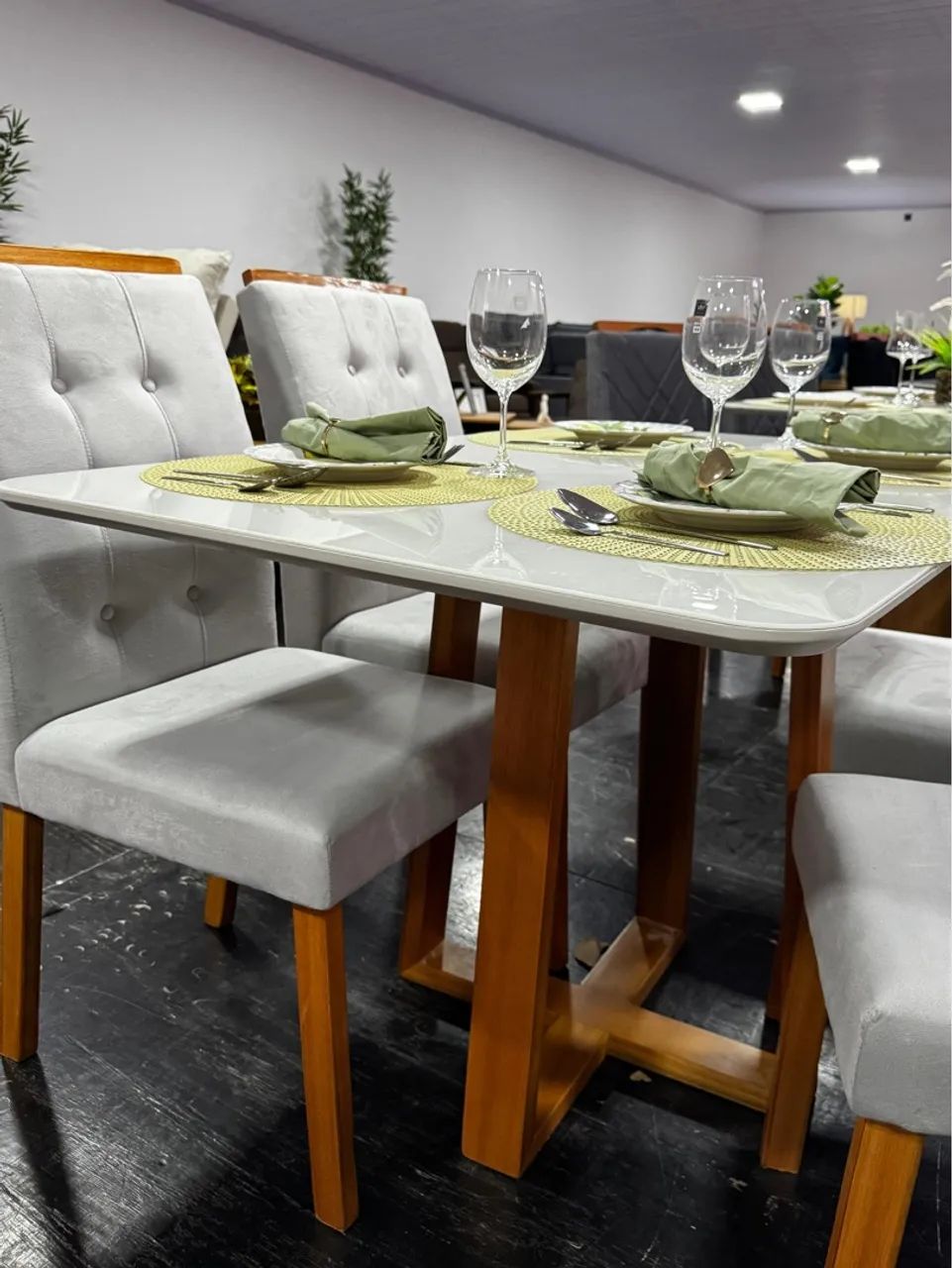 Mesa de Jantar Elegante com Cadeiras Estofadas
