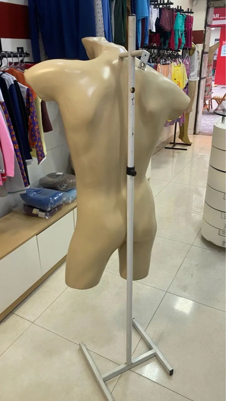 Manequim masculino com pedestal