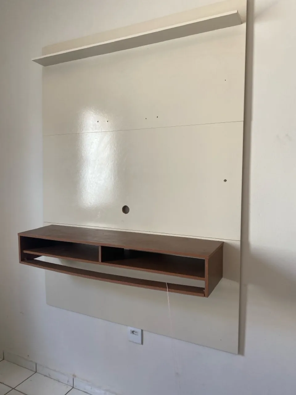 Painel para TV com prateleira e nicho