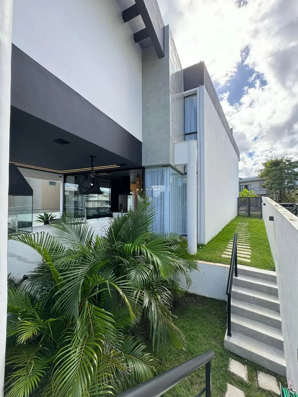 Mansão para venda ou locação em Alphaville II. 471 m2 de puro requinte.