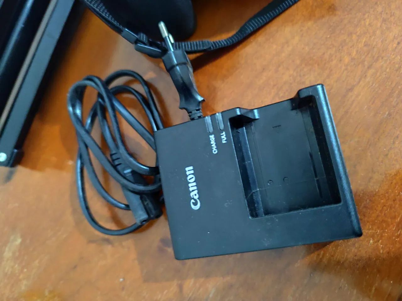 Camera Canon t5 com 2 lentes, carregador, tripé e bolsa - Foto 2