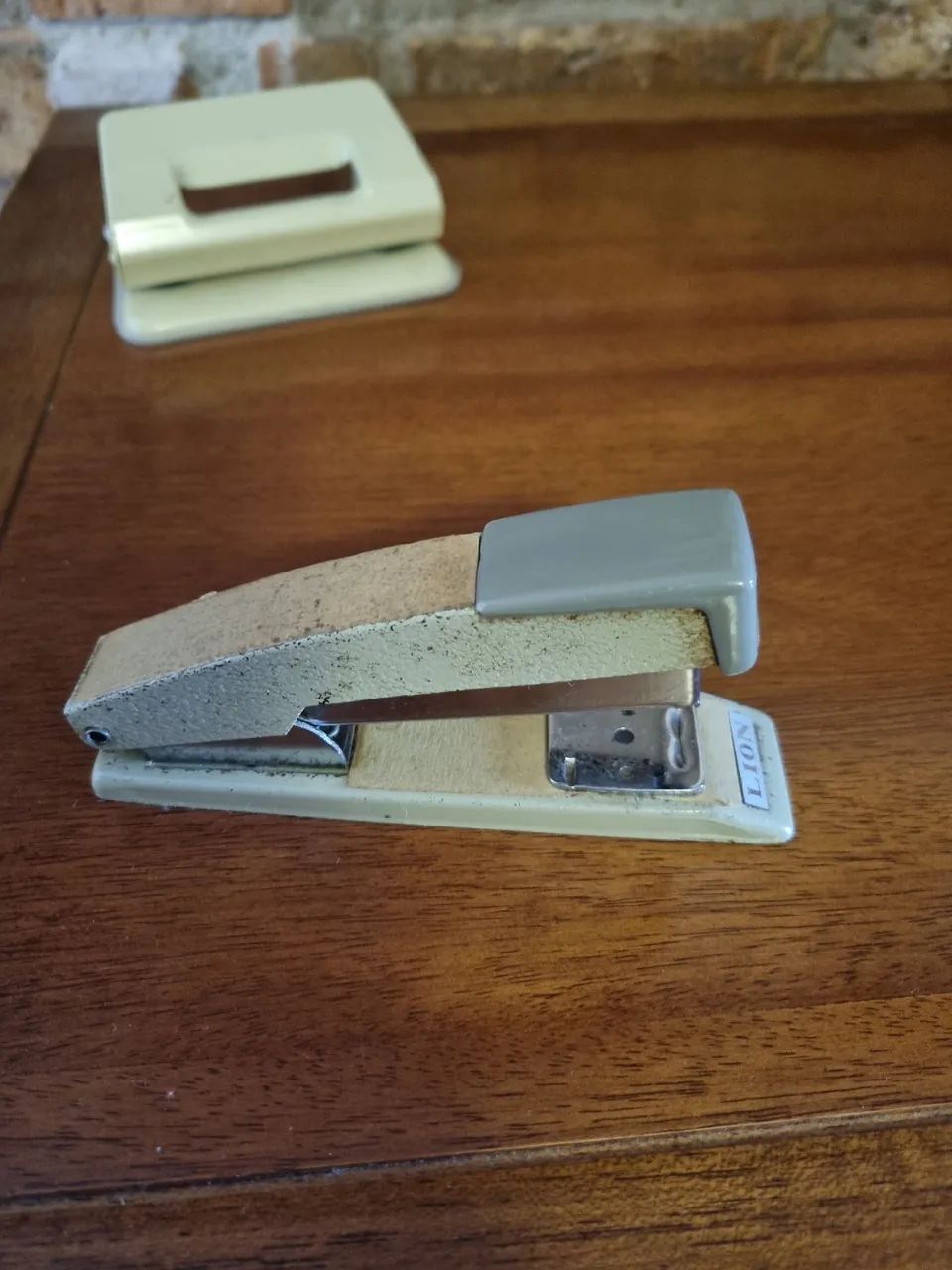 Grampeador e furador de papel vintage anos 70 - Foto 3