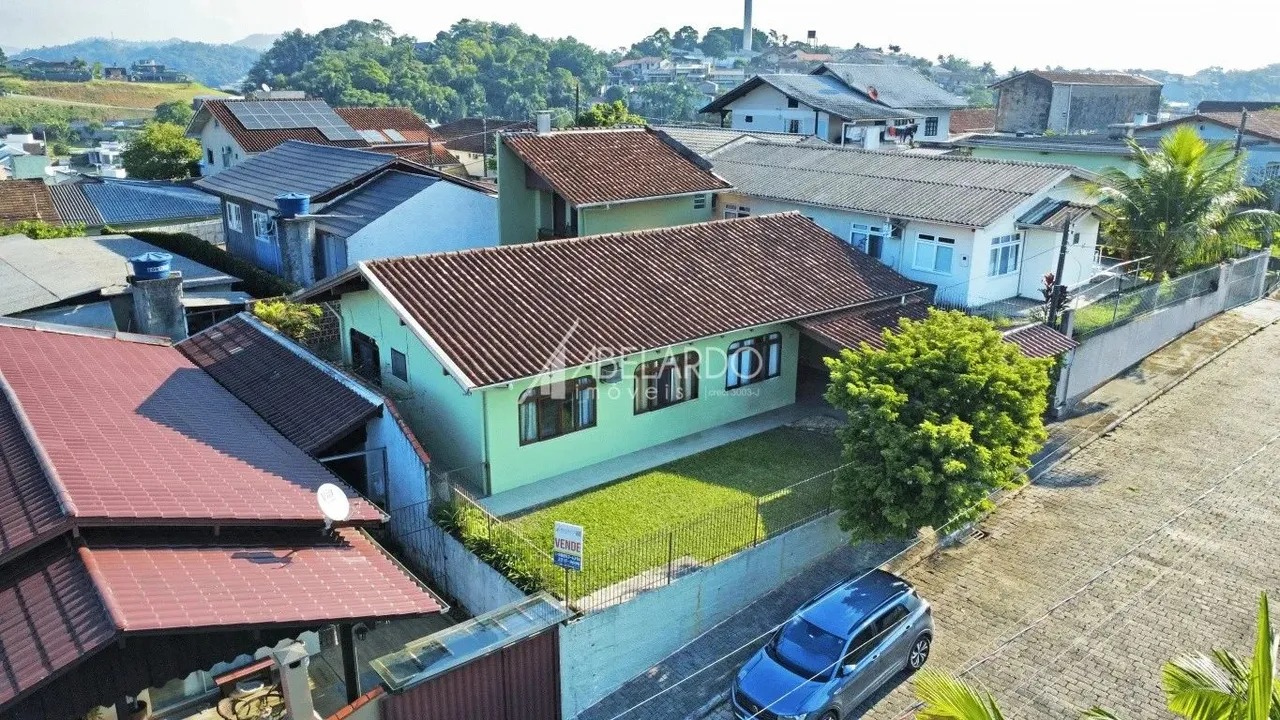 LINDA RESIDENCIA TERREA - TOTALMENTE MOBILIADA - BAIRRO ITOUPAVA NORTE
