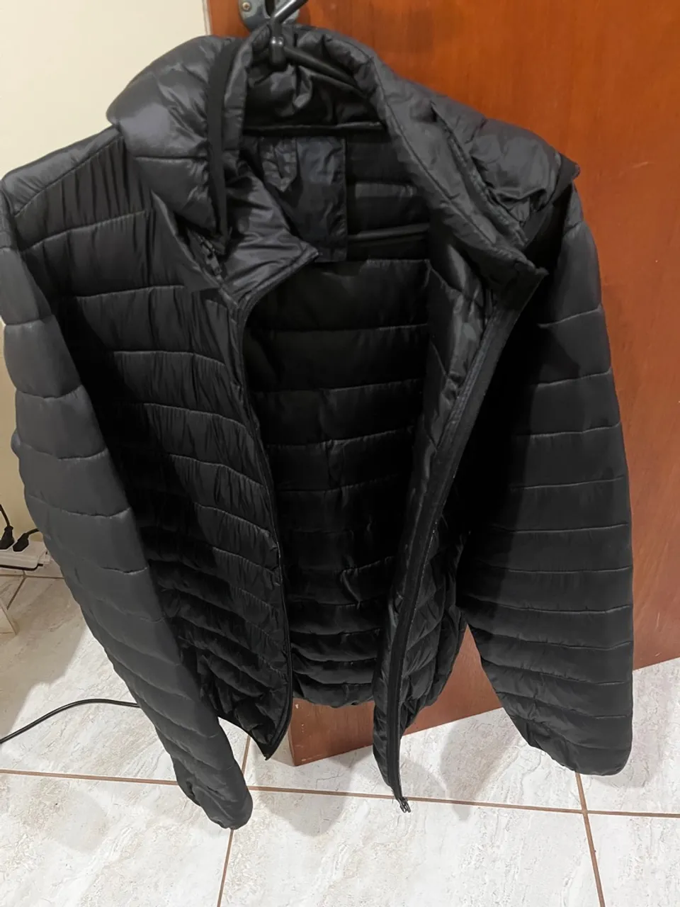 Jaqueta Puffer Preta com Capuz