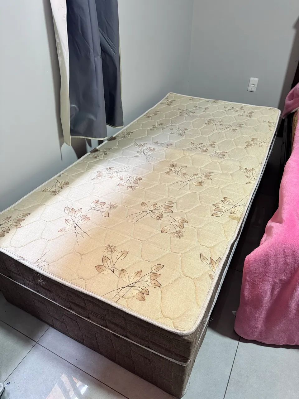 Vendo cama de solteiro Box 