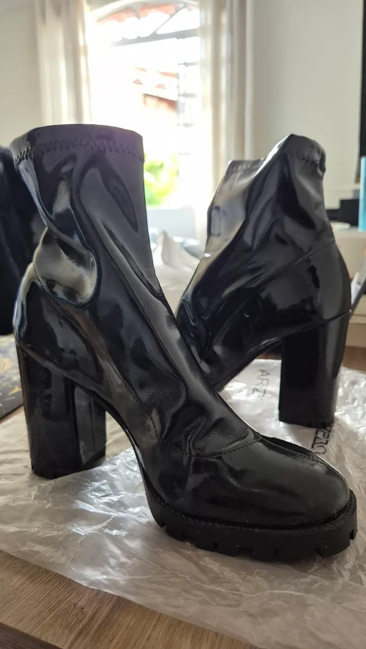 Bota Feminina Arezzo praticamente Nova!! Preta Verniz Salto Bloco