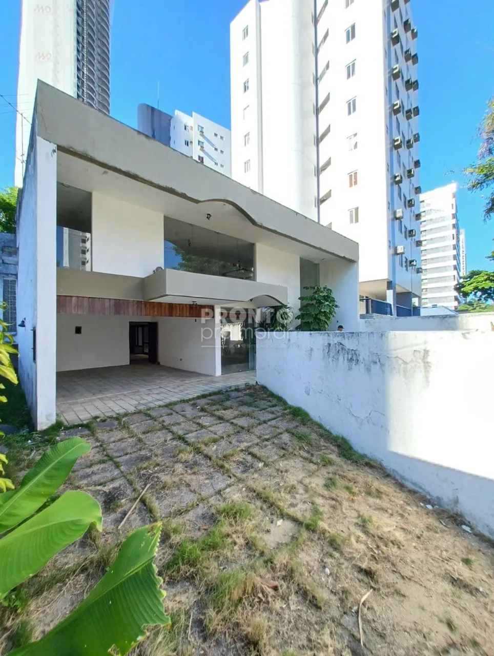 Casa com ótima localização na região de Casa Forte, possui 329,12 m de área construída.