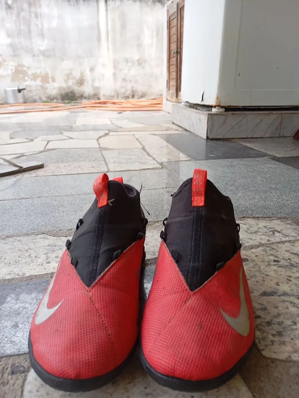 Chuteira Nike phantonsn utilizada poucas vezes pra sair rápido número 37 38