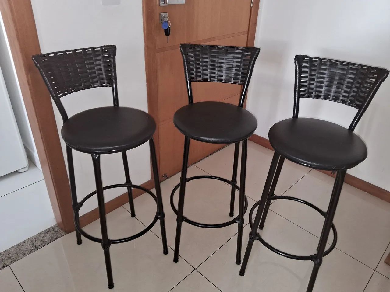 03 banquetas novinhas ( 0.70cm de altura) 