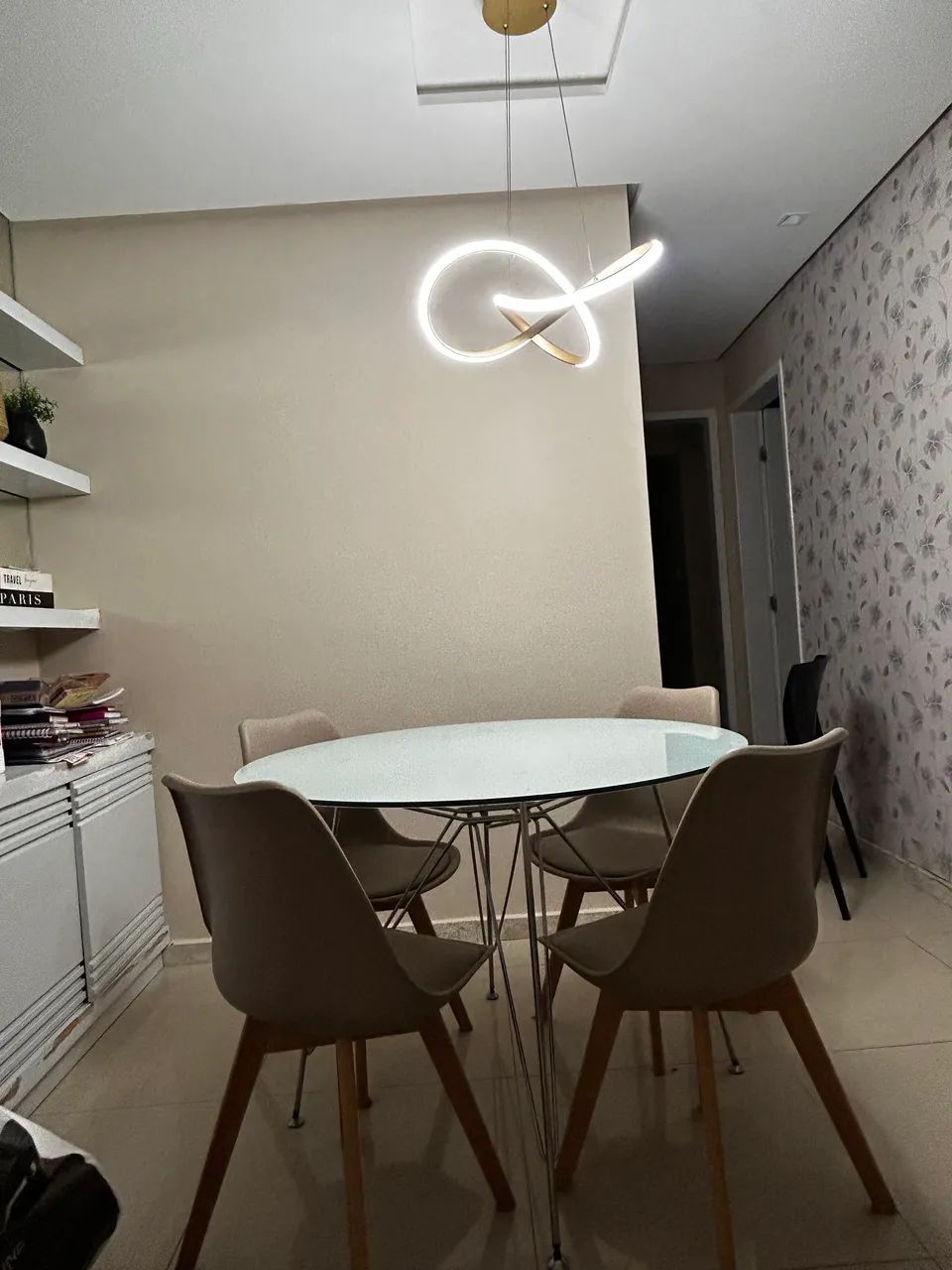 Conj de mesa+ cadeiras+ lustre 