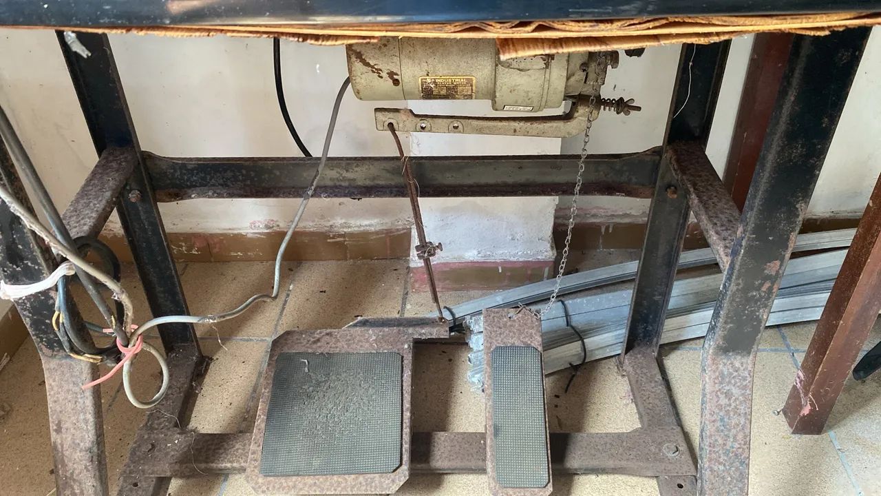 Máquina de costura industrial antiga