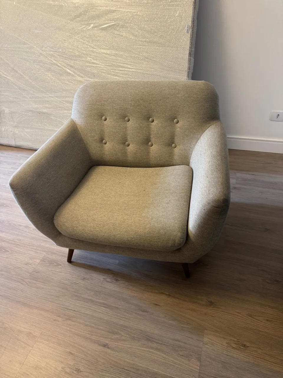 Poltrona Estofada Cinza com Detalhes