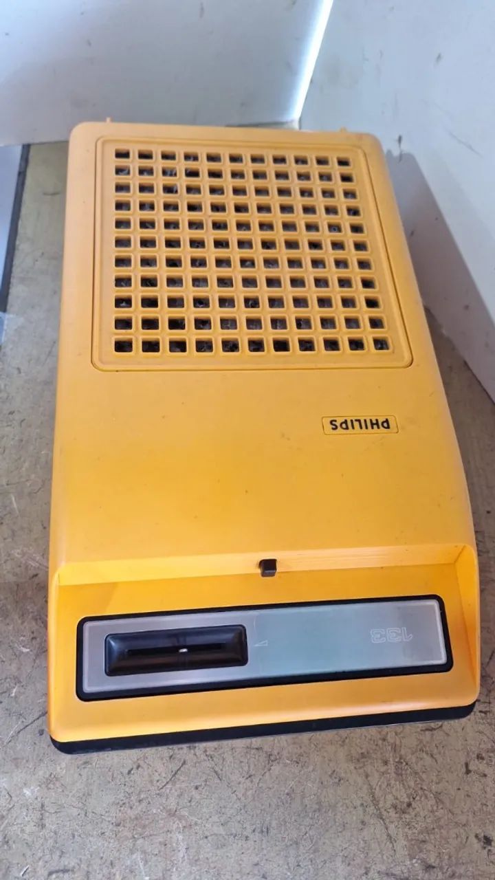 Radiola Philips anos 70 funcionando a pilha e a luz 329,00 Pix, somos loja - 2103 - Foto 2