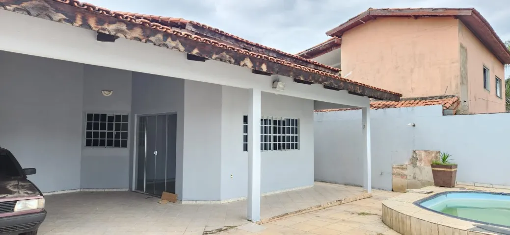 ALUGA-SE CASA COM PISCINA - 106 SUL