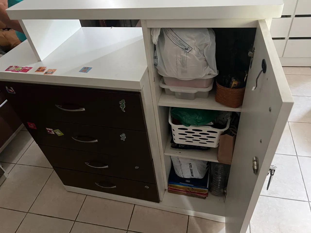 Escrivaninha com gavetas e armário - Foto 4