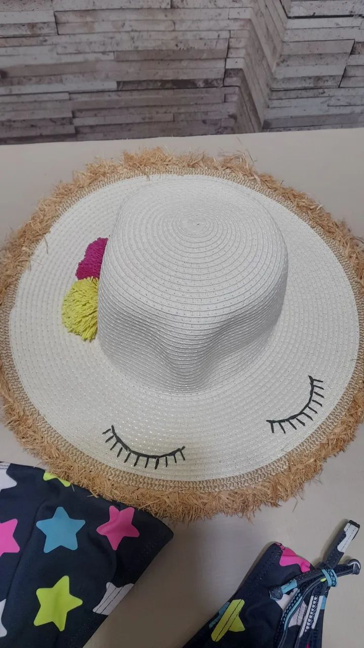 Vendo conjunto de Biquine e chapéu de palha decorado, seminovo Tamanho 9 anos - Foto 4