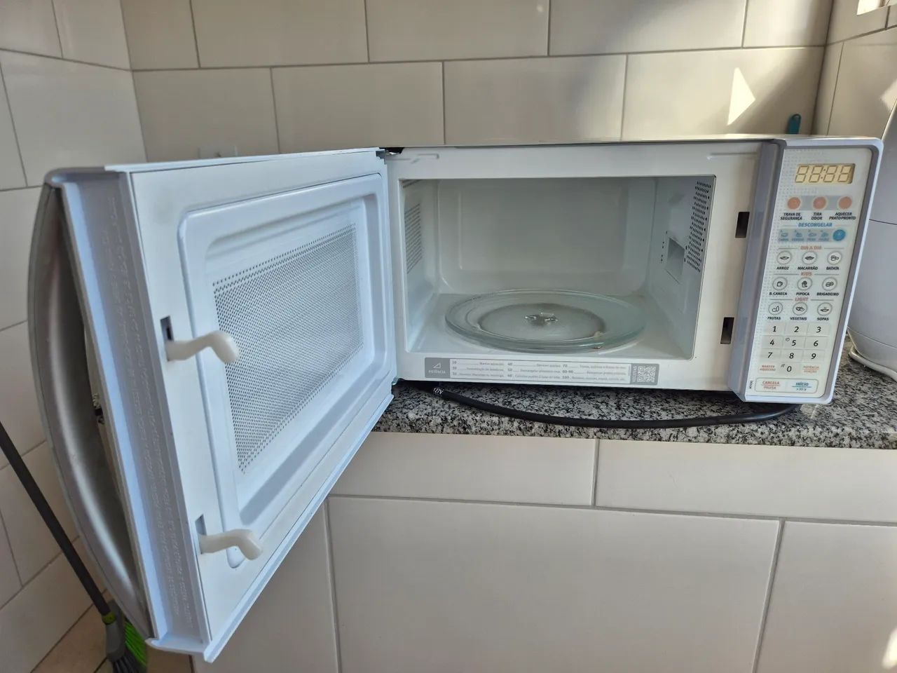 Micro-ondas Electrolux 20 l branco,  com função tira odor, e descongelar  - Foto 2