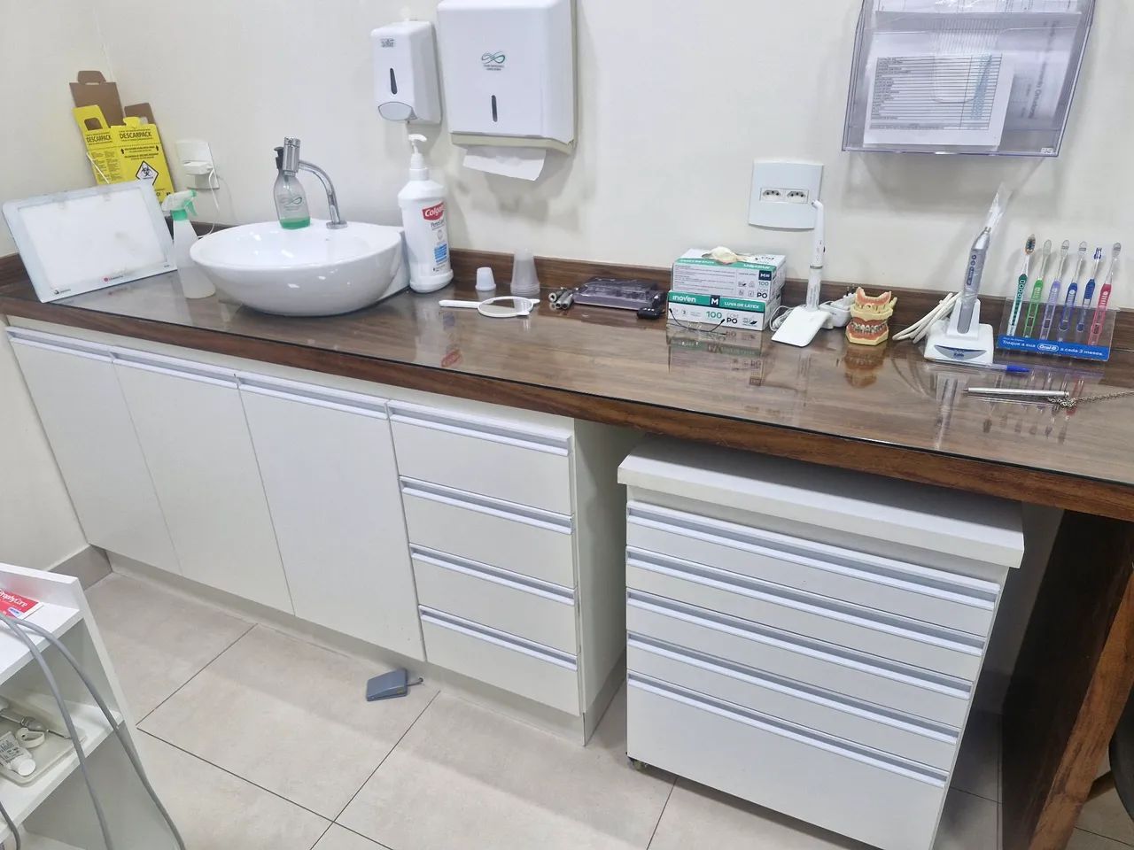 Armário odontológico com carrinho auxiliar - Foto 2