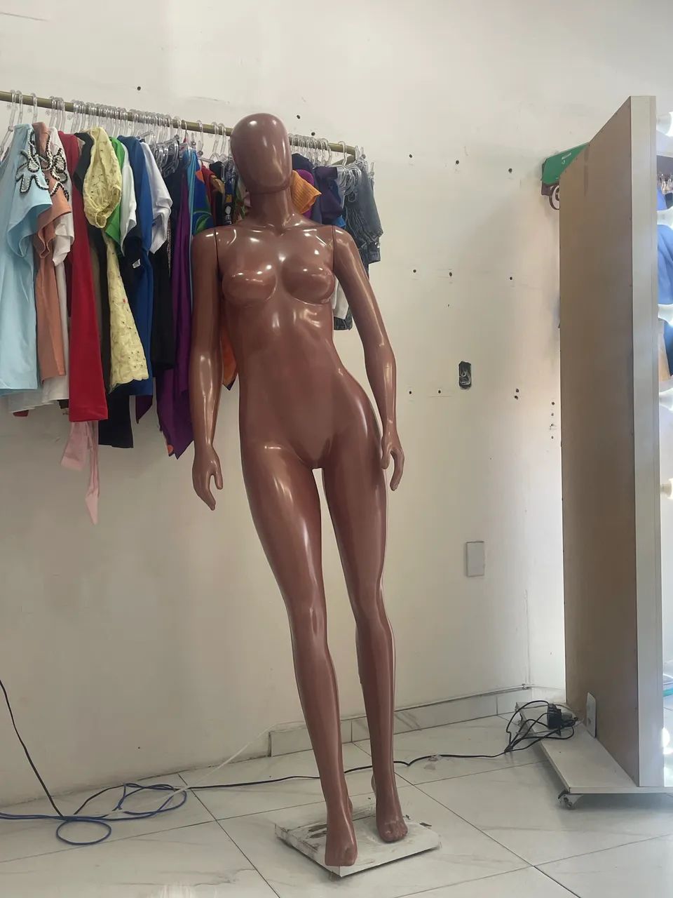 Manequim rosé com base 