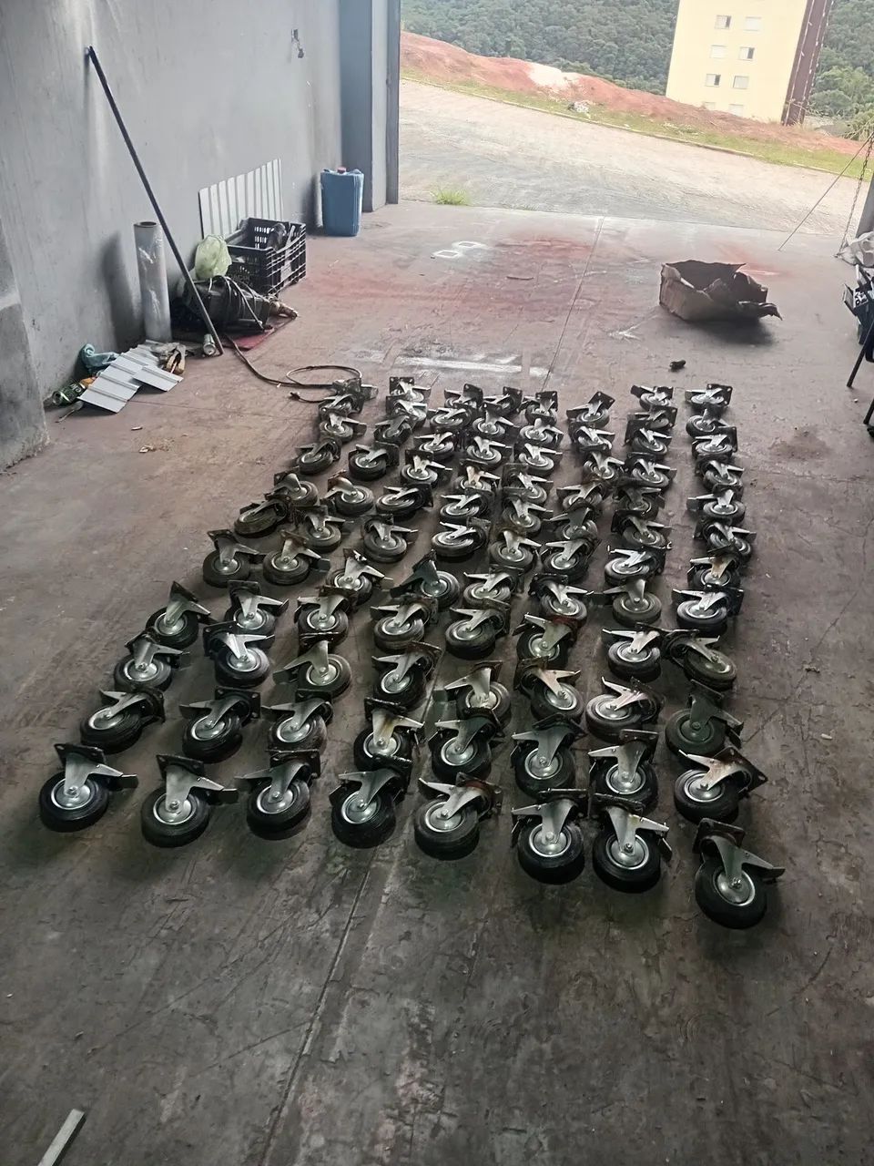 Rodízio Giratório de Poliuretano com Trava (4 polegadas / 100mm) da marca JST  - Foto 3