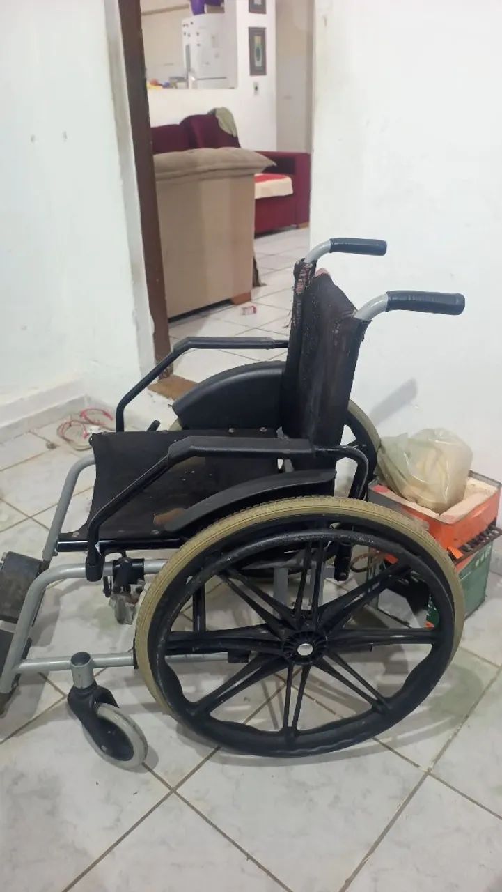 Cadeira de rodas semi nova  - Foto 2