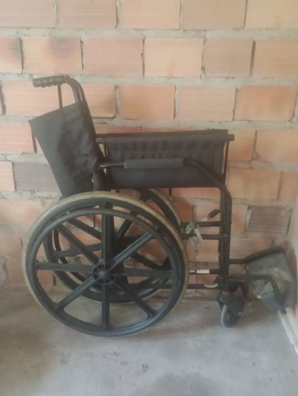 Cadeira de rodas e cadeira de banho - Foto 2