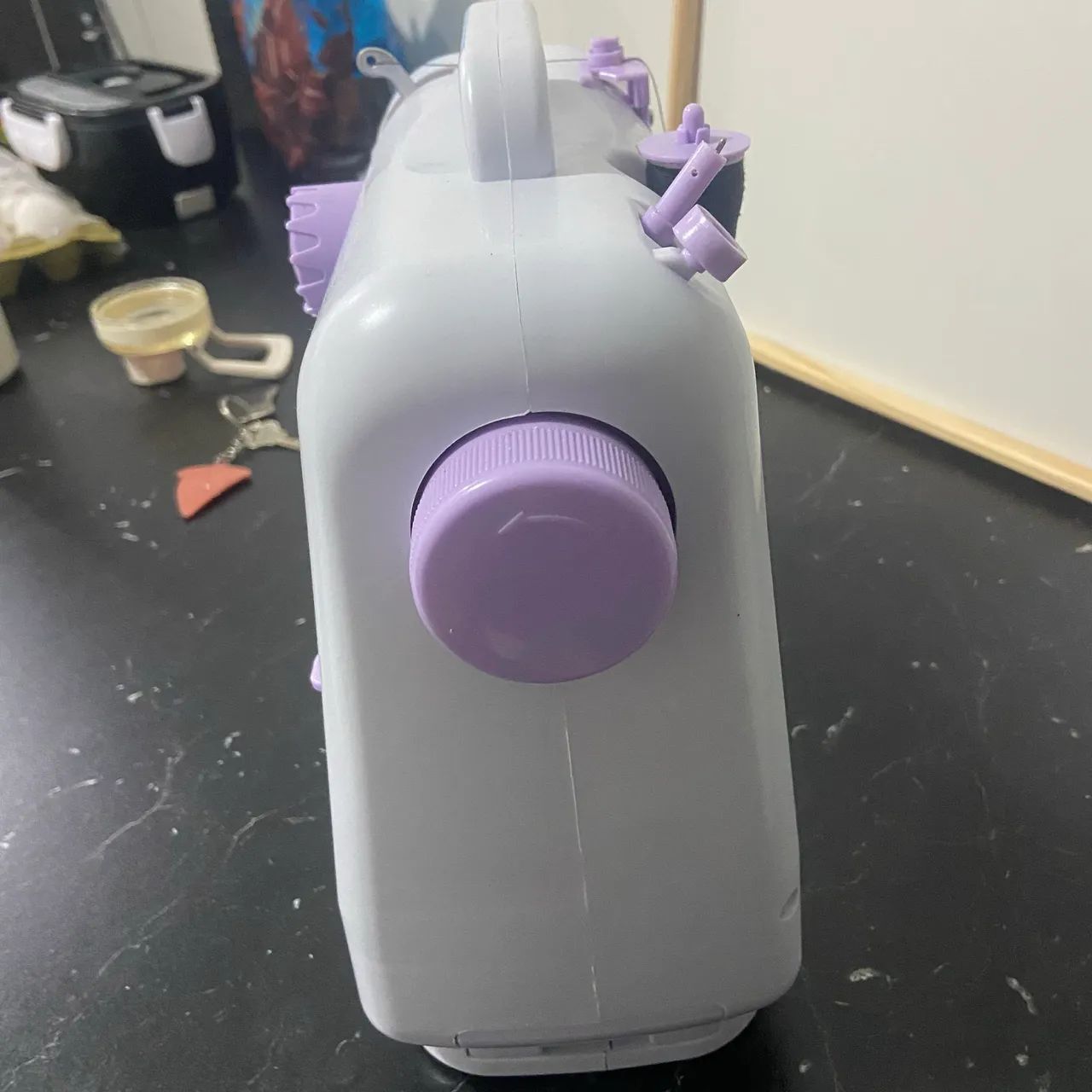 Vendo máquina de costura nunca usada com todos os acessórios, linha, carregador, pedal. - Foto 2