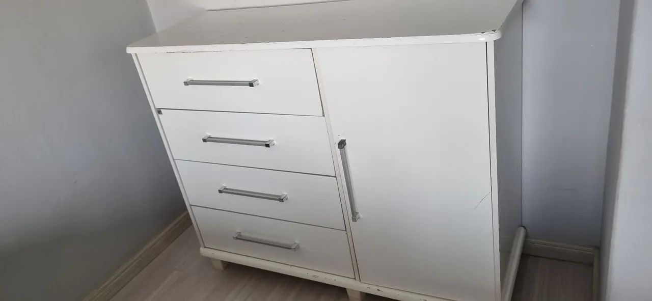 Cômoda branca com 4 gavetas + porta lateral - Foto 3