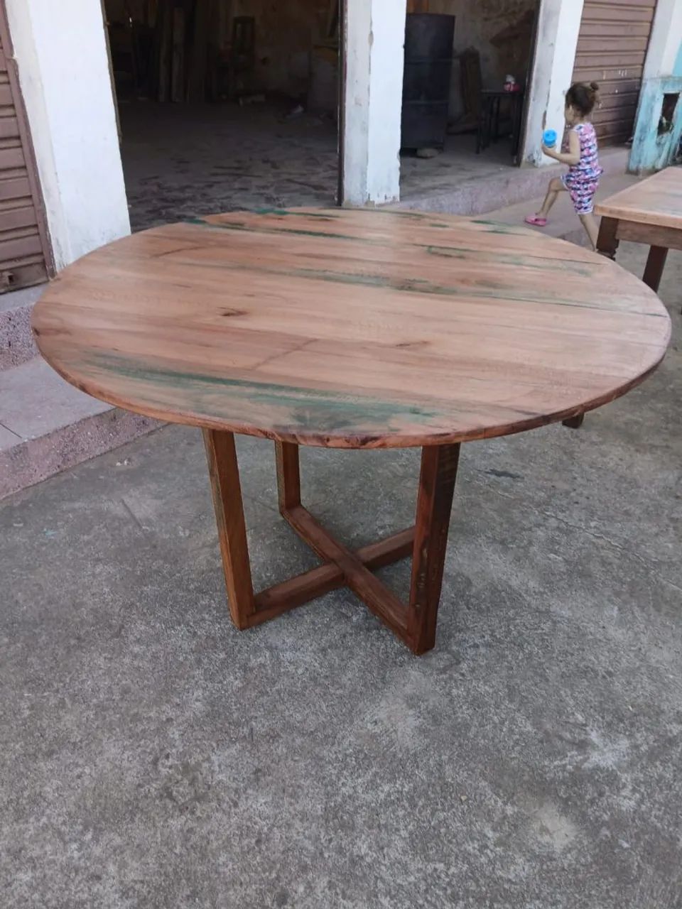 Mesa redonda de madeira 
