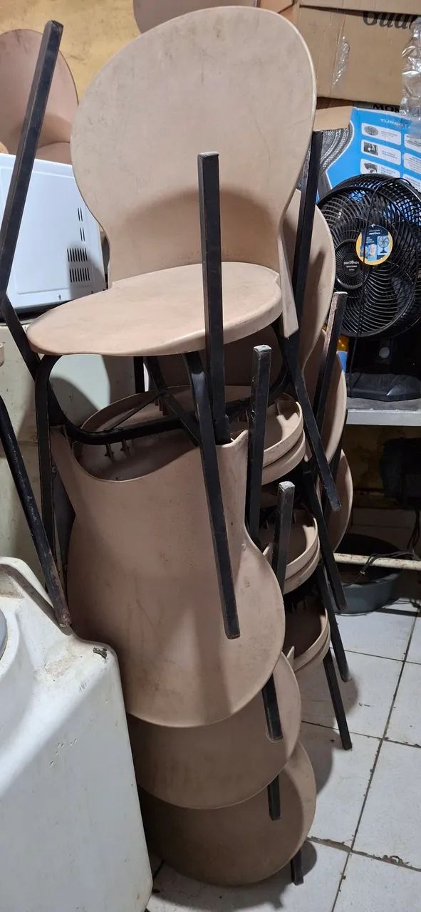 CADEIRAS DE PLÁSTICO COM AS PERNAS DE FERRO  - Foto 4