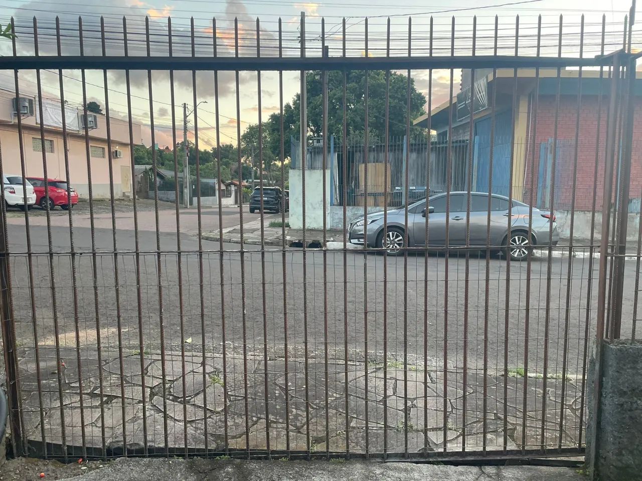 Vendo portao de ferro com rodínhas65049952230402121