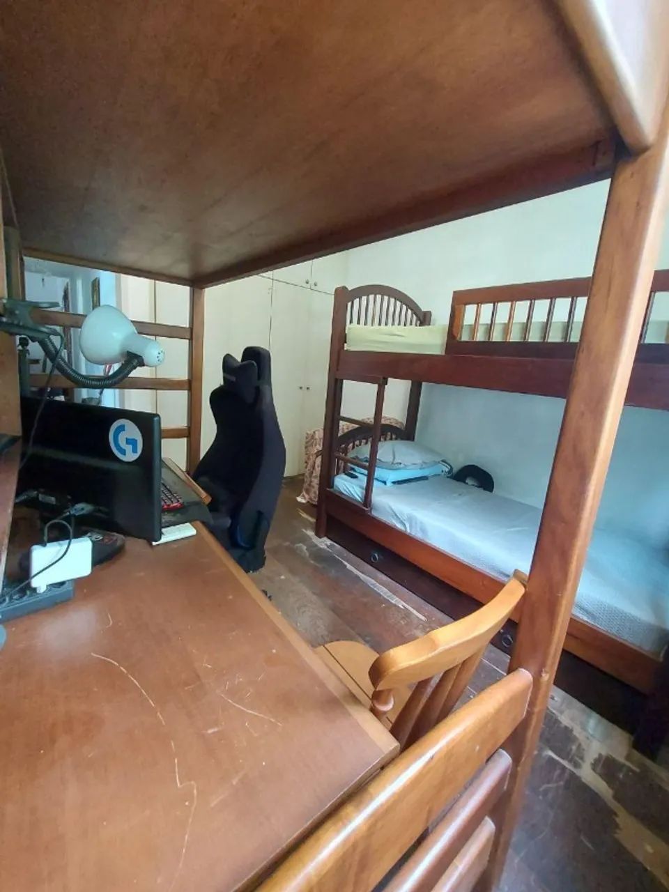 Cama beliche com cama auxiliar/gavetão em madeira maciça 