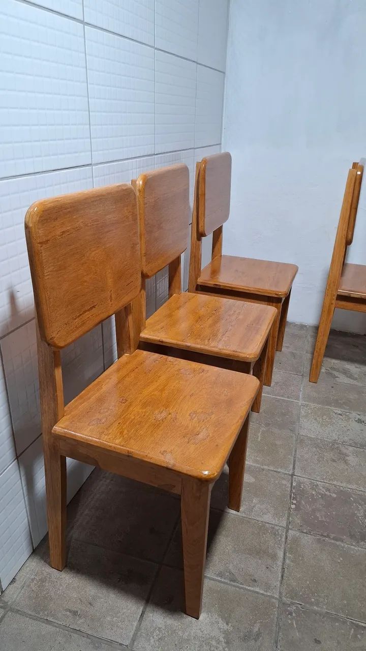 Cadeiras de madeira maciça 
