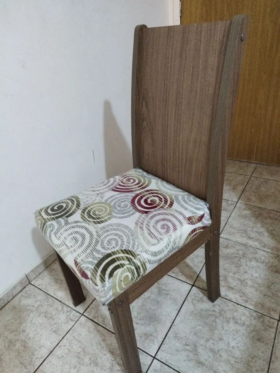Cadeiras madeira MDF almofadadas semi novas 
