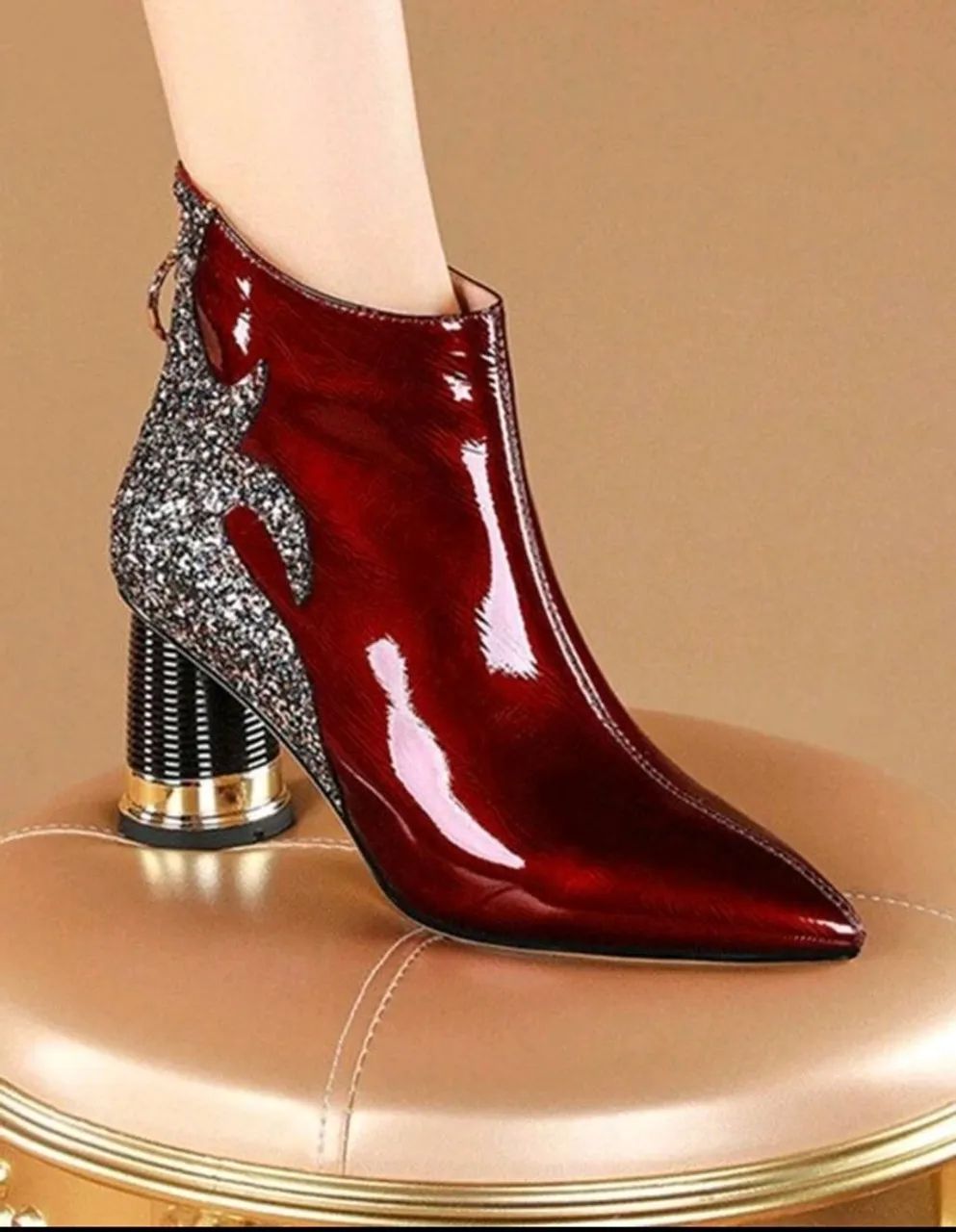 BOTA DE CANO CURTO PONTUDA DE COURO ENVERNIZADO NOVA