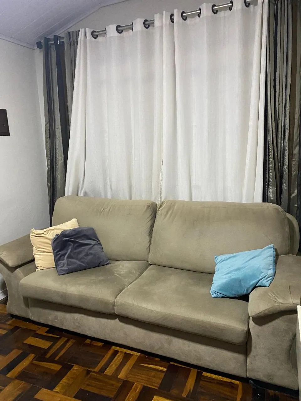 VENDO SOFÁ 3 E 2 LUGARES<br>Vendo conjunto de sofás 3 e 2 lugares, na cor bege/areia - Foto 2