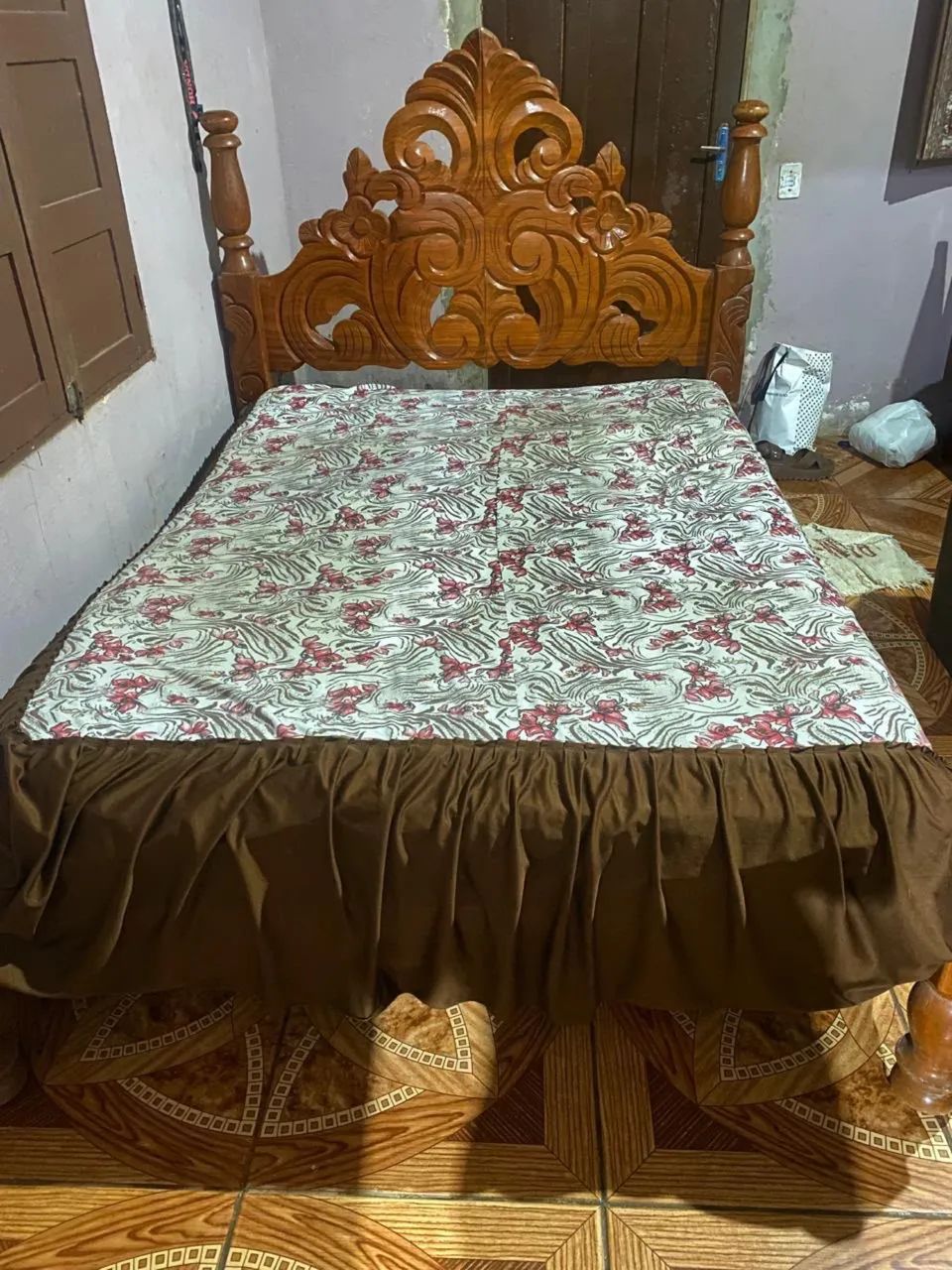 Vendo cama de casal de madeira com colchão pra vender logo.  - Foto 2